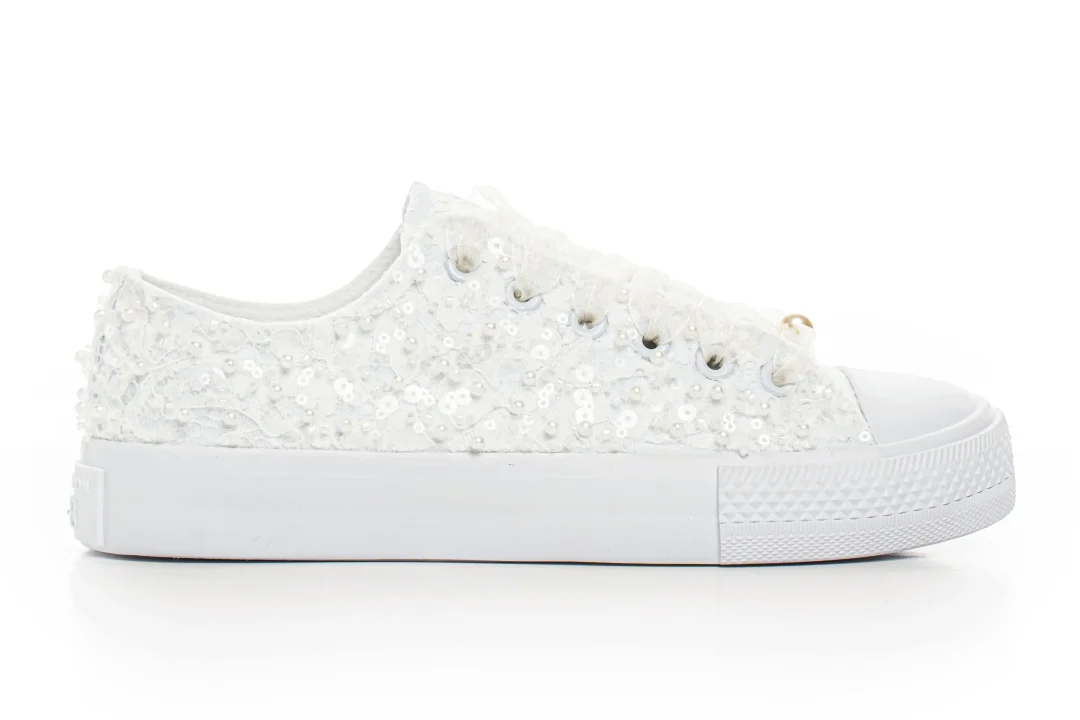 Sneakers de mariée en dentelle avec perles, chaussures de mariage blanches et ivoire – Lovin Bridal Claudia