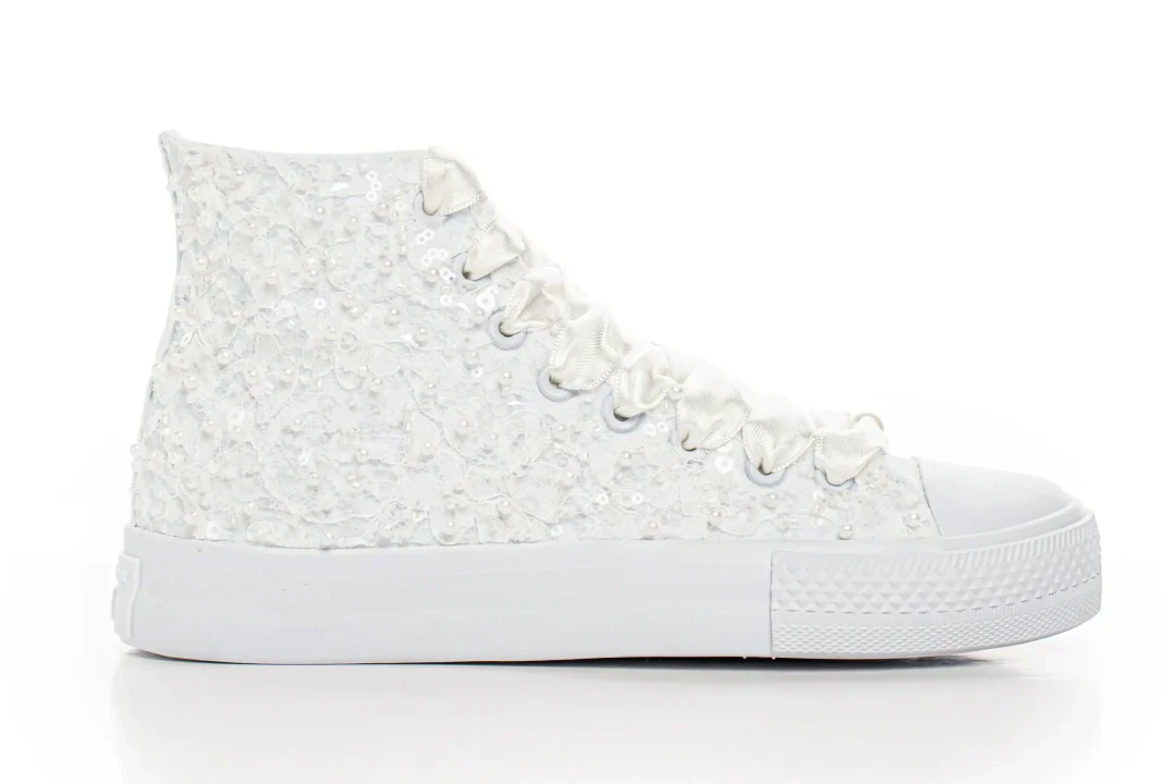 Sneakers de mariée à tige haute en dentelle de perles avec lacets en satin, blancs et ivoire – Lovin Bridal Junona